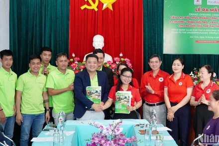 Đại diện các đơn vị tổ chức ký kết thực hiện mô hình tại lễ ra mắt.