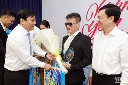 Tổng Biên tập Báo Thanh Niên Nguyễn Ngọc Toàn trao giải cho các tác giả đạt giải.