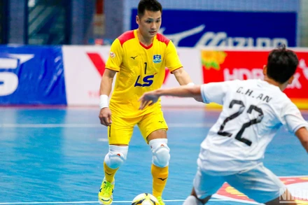 Một tình huống bóng trong trận đấu giữa Thái Sơn Bắc và Thái Sơn Nam.