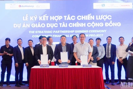 Các đơn vị ký kết các nội dung hợp tác của dự án Mạng xã hội học tập và giáo dục tài chính.