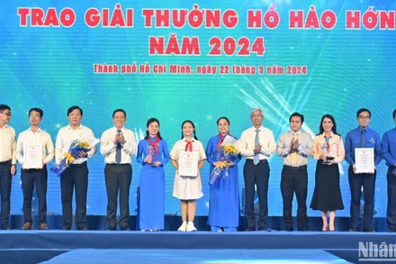 Lãnh đạo Thành phố Hồ Chí Minh trao giải cho đại diện các đơn vị đoạt giải thưởng Hồ Hảo Hớn