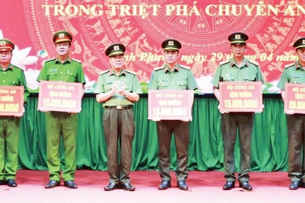 Thừa ủy quyền Bộ Công an, lãnh đạo Công an tỉnh Bình Phước trao thưởng đột xuất, tặng các đơn vị thuộc Công an tỉnh.