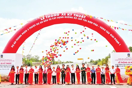 Các đại biểu thực hiện nghi thức thông xe kỹ thuật dự án thành phần 3, thuộc dự án đường bộ cao tốc Biên Hòa- Vũng Tàu giai đoạn 1.