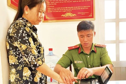 Cán bộ Công an tỉnh Bình Phước hỗ trợ người dân làm căn cước công dân có gắn chíp.