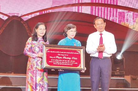 Đồng chí Phạm Phương Thảo, nguyên Phó Bí thư Thành ủy, nguyên Chủ tịch Hội đồng nhân dân Thành phố Hồ Chí Minh là một trong 60 cá nhân tiêu biểu được thành phố tôn vinh.