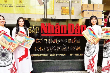 Độc giả đón nhận phụ san đặc biệt tuyên truyền Lễ kỷ niệm 50 năm Ngày Giải phóng miền nam, thống nhất đất nước của Báo Nhân Dân.