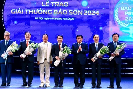 Phó Thủ tướng Nguyễn Chí Dũng và ông Nguyễn Trường Sơn vinh danh 4 nhà khoa học đạt Giải thưởng Bảo Sơn năm 2024.