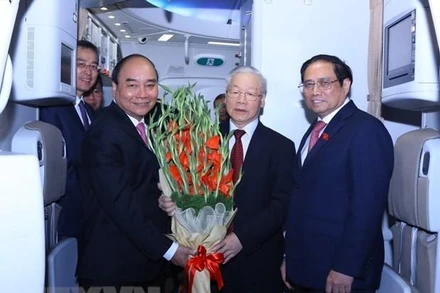 Chủ tịch nước Nguyễn Xuân Phúc, Thủ tướng Chính phủ Phạm Minh Chính đón và tặng hoa Tổng Bí thư Nguyễn Phú Trọng. (Ảnh: TTXVN) 