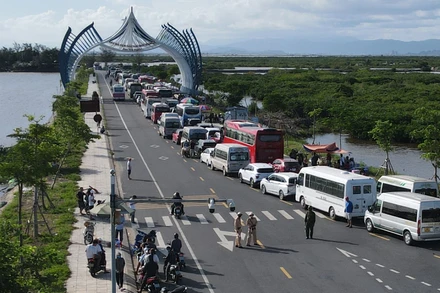 Ô tô chở khách du lịch tham quan đảo Cát Bà xếp hai hàng chạy dài hơn 1 km trên đường tỉnh 356 tại đầu bến Cái Viềng, chờ đến lượt xuống phà trở về đất liền. Ảnh : Báo Thanh Niên 