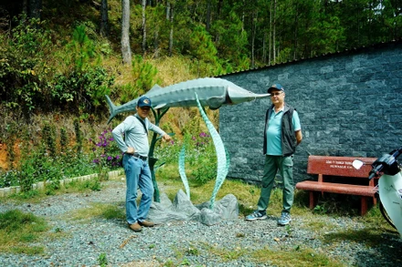 Ông Kuznetsov (bìa phải) và tác giả.