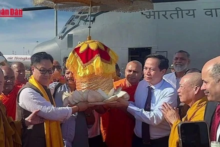 [Video] Xá lợi Đức Phật Thích Ca được cung rước từ Ấn Độ về Việt Nam