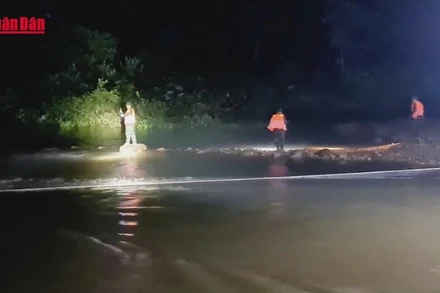 [Video] Vụ đuối nước ở Quảng Ninh: 500 người xuyên đêm tìm kiếm 2 nạn nhân