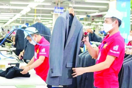 Sản xuất tại Tổng công ty May 10. (Ảnh KHẮC KIÊN)