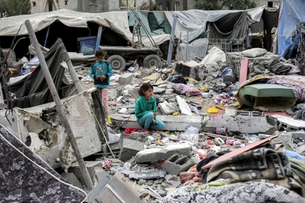 Trẻ em Gaza, trong những túp lều trú ẩn tạm bợ.