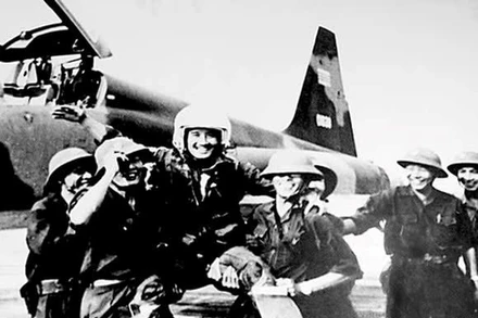 Sau khi ném bom dinh Độc Lập, phi công Nguyễn Thành Trung đã lái máy bay F5E hạ cánh an toàn xuống sân bay Phước Long. Ảnh tư liệu