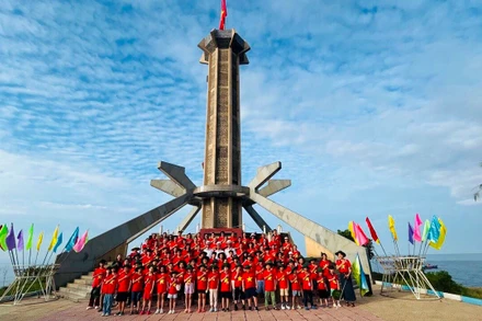 Đoàn thực hiện nghi lễ chào cờ tại đảo Cồn Cỏ. Nguồn: ĐI ĐỂ HIỂU