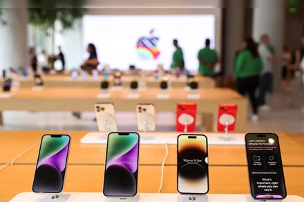 Hành trình đưa những chiếc iPhone sản xuất ở Ấn Độ ngược trở về thị trường Mỹ để né thuế là một biểu hiện bất ổn xã hội.