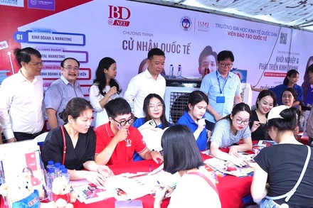 Tư vấn tuyển sinh (Ảnh: NEU)