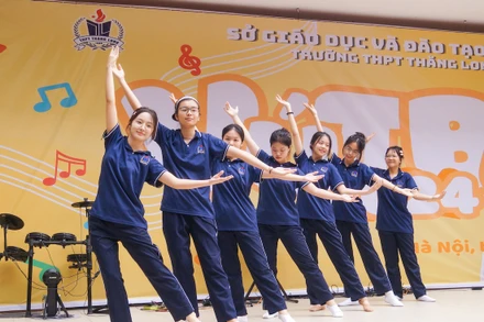 [Ảnh] Sôi nổi hoạt động đón chào học sinh mới khối lớp 10