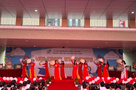 Giáo viên biểu diễn văn nghệ chào mừng học sinh trong Ngày hội Greeting day của Trường tiểu học Nguyễn Viết Xuân 