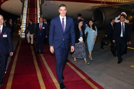 Thủ tướng Tây Ban Nha Pedro Sanchez tới Hà Nội, bắt đầu thăm chính thức Việt Nam. (Ảnh: Phạm Kiên/TTXVN)