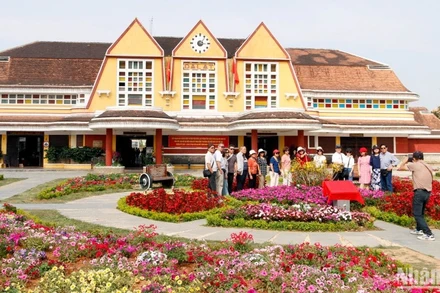 Du khách quốc tế tại không gian vườn hoa khu trung tâm ga Đà Lạt.