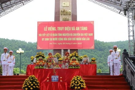 Lễ truy điệu và an táng 4 hài cốt liệt sĩ quân tình nguyện và chuyên gia Việt Nam hy sinh tại Lào được tổ chức trọng thể tại Nghĩa trang Liệt sĩ Nầm (huyện Hương Sơn, Hà Tĩnh)