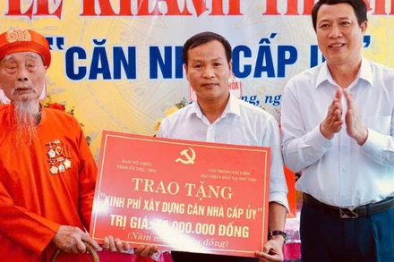 Đại diện Báo Nhân Dân tại Phú Thọ trao kinh phí hỗ trợ xây dựng nhà cho đảng viên Nguyễn Đức Bảng.
