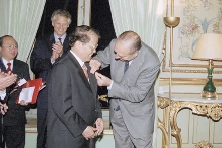 Tổng thống Pháp Jacques Chirac trao Huân chương Bắc đẩu bội tinh tặng Chủ tịch nước Trần Đức Lương (Paris, 28/10/2002). Ảnh: TTXVN