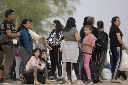 Những người di cư xin tị nạn chờ lên xe buýt tại một trạm kiểm soát ở Eagle Pass, Texas, Mỹ. (Ảnh: Tân Hoa xã)