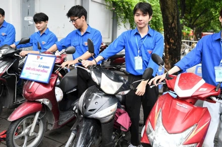 Các tình nguyện viên tham gia chương trình “Tiếp sức mùa thi” hỗ trợ thí sinh.