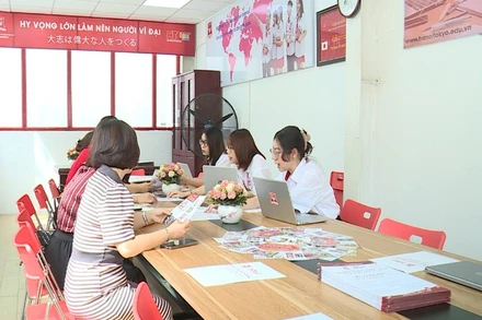 Cha mẹ học sinh tìm hiểu thông tin tuyển sinh và ghi danh giữ chỗ cho con tại Trường THPT Hoàng Long (Hà Nội).