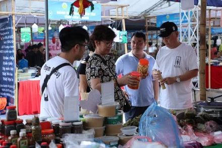 Đông đảo người dân đón nhận các sản phẩm OCOP tại tuần hàng.