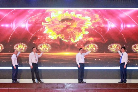 Đại diện Tạp chí Thanh niên và các đơn vị liên quan thực hiện nghi lễ khai mạc Cuộc thi.