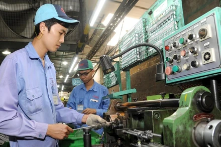 Sản xuất linh kiện xe máy tại Công ty TNHH Công nghệ Cosmos (Khu công nghiệp Khai Quang, Vĩnh Phúc). (Ảnh KHÁNH AN)