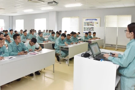 Lớp bồi dưỡng nâng cao trình độ nghiệp vụ cho người lao động ở Công ty TNHH TOTO Việt Nam (Khu công nghiệp Thăng Long 20 tỉnh Hưng Yên). (Ảnh: TRẦN HẢI)