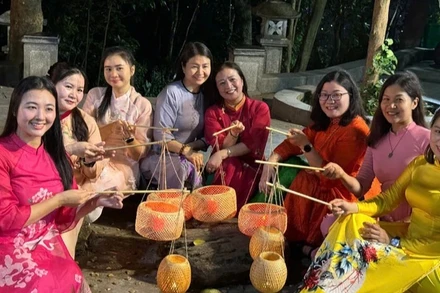 Du khách trải nghiệm tour đêm Đền Hùng 2025. (Ảnh: nhandan.vn)