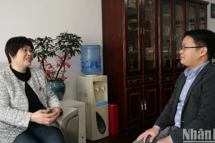 Giáo sư Phan Kim Nga trao đổi với phóng viên Báo Nhân Dân thường trú tại Trung Quốc.