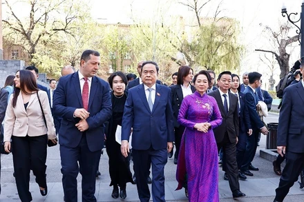 Chủ tịch Quốc hội Trần Thanh Mẫn và Phu nhân thăm Trường đại học Tổng hợp Quốc gia Yerevan. Ảnh: Doãn Tấn/TTXVN 
