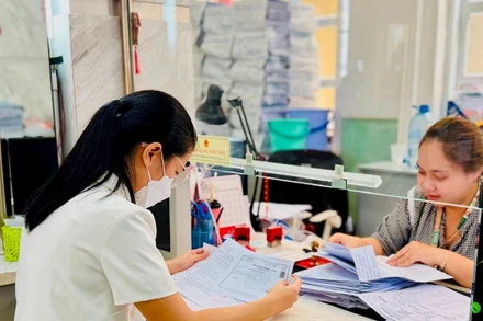 Một biên chế của thành phố phải phục vụ cho người dân gấp 3,2 lần cả nước. Đây là áp lực không nhỏ cho cán bộ, viên chức của thành phố.