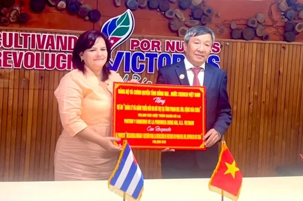Lãnh đạo tỉnh Đồng Nai trao tặng hỗ trợ dự án Quản lý Khả năng phục hồi và Giảm thiểu rủi ro đô thị tại tỉnh Pinar del Río (Nguồn: Đại sứ quán Việt Nam tại Cuba)