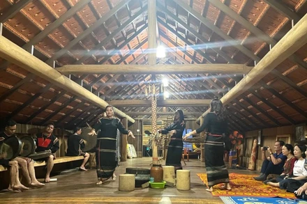 Chương trình văn nghệ đón khách trong không gian nhà dài tại buôn Akŏ Dhông.