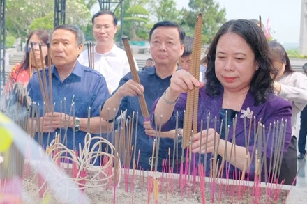 Phó Chủ tịch nước Võ Thị Ánh Xuân, Phó Thủ tướng Trần Hồng Hà dâng hương tại Nghĩa trang Liệt sĩ quốc gia Đường 9.