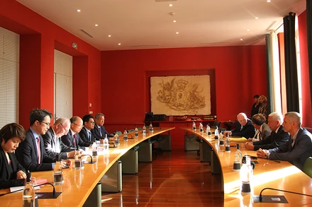 Đại sứ Việt Nam tại Pháp Đinh Toàn Thắng làm việc với ông Alexandre Vinciguerra, Ủy viên thường trực Hội đồng hành pháp vùng Corse, đặc trách kinh tế và tài chính, Chủ tịch Cơ quan phát triển Corse, đại diện cho Chủ tịch Hội đồng hành pháp vùng Corse.