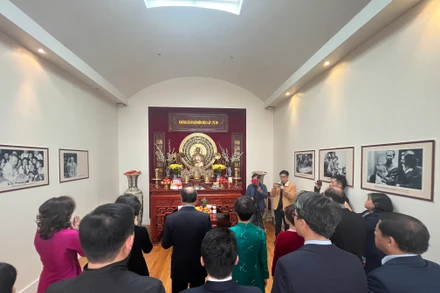 Lễ dâng hương tưởng nhớ, tri ân công đức của các Vua Hùng và các bậc tiền nhân đã có công dựng nước và giữ nước.