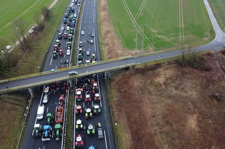 Nông dân Pháp lái máy kéo trên cao tốc A1 ở ngoại ô phía bắc Paris. (Ảnh: Reuters)