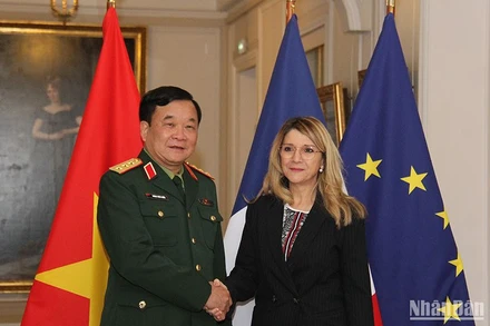 Bà Patricia Miralles, Quốc vụ khanh Cựu chiến binh và ký ức chiến tranh Pháp chào đón Thứ trưởng Quốc phòng Hoàng Xuân Chiến tới thăm và làm việc. (Ảnh: Khải Hoàn)