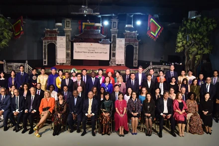 Đại sứ các nước thành viên UNESCO rất ấn tượng với đêm trình diễn di sản văn hóa Việt Nam. (Ảnh: Minh Duy)