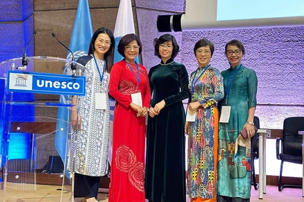 Đoàn Việt Nam tham dự kỳ họp lần thứ 32 Đại hội đồng Ủy ban Hải dương học liên chính phủ (IOC) tại Trụ sở UNESCO ở Paris. 