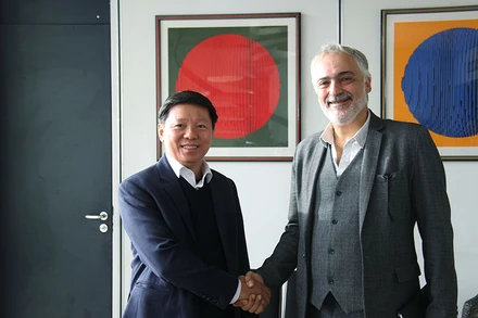 Ủy viên Bộ Chính trị Đảng Cộng sản Pháp Taylan Coskun chào đón đồng chí Trần Thanh Lâm tới thăm trụ sở của đảng. (Ảnh: Khải Hoàn)